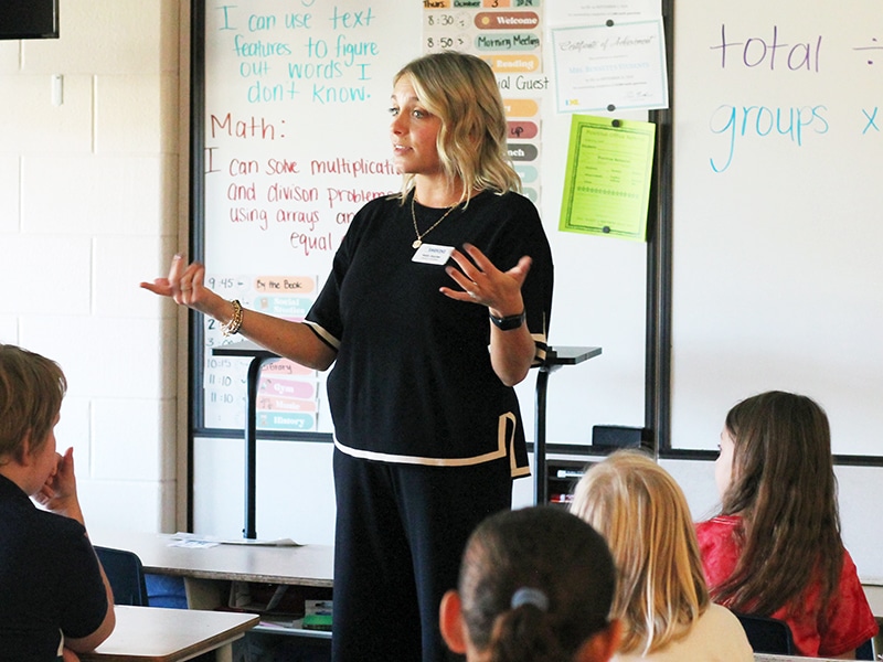 Mini-Lesson Modeling & Debriefing - On-Site School Consulting - Holly Sluyter - Smekens Education Literacy Consultant